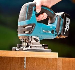 Máy Cưa Lọng Dùng Pin Makita DJV180Z cần thiết hầu như trong ngành gỗ