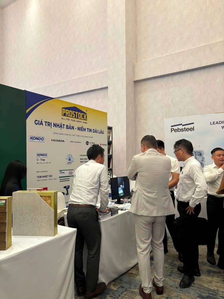 Nhân viên Prostock giới thiệu gian hàng